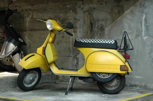 vespa motorcycle roller