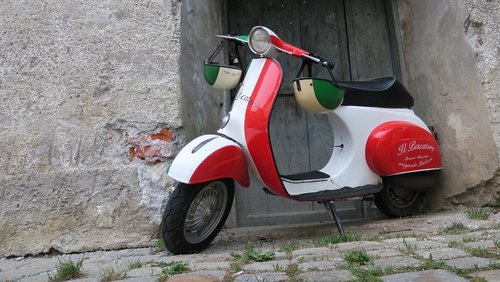 vespa  motor scooter  helm