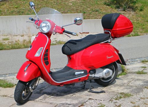 vespa roller motor scooter