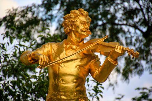 vienna violin statue