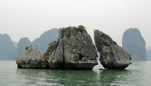 viet nam halong bay water