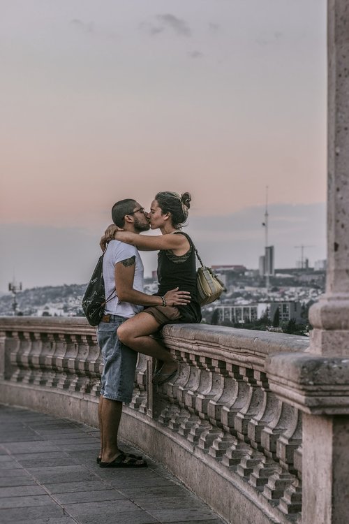 viewpoint  couple  kiss