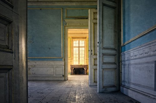 villa  abandoned  empty