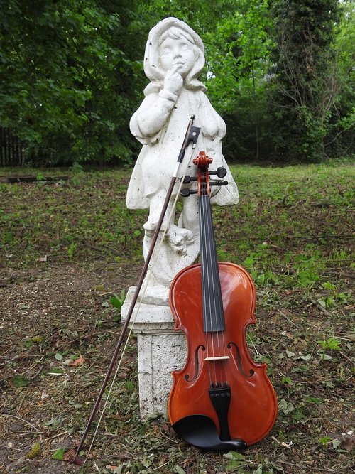 violin  the figurine  instrument