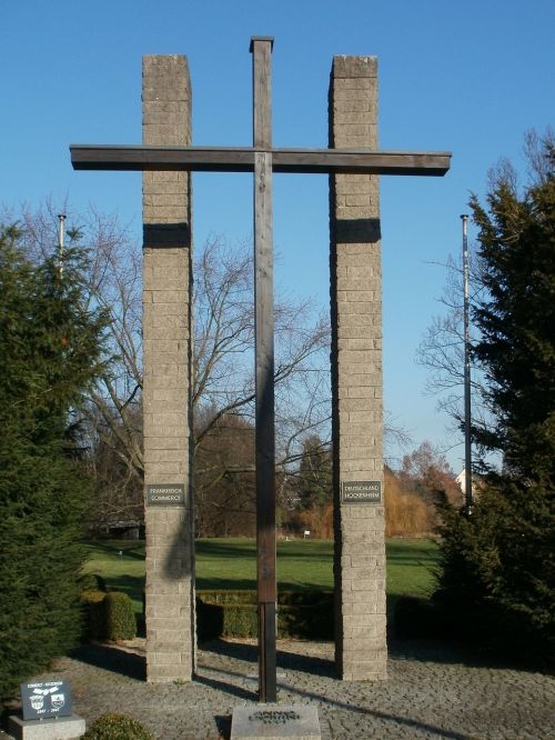 voelkerkreuz hockenheim monument