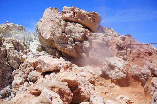 volcano steam sulfur vapor