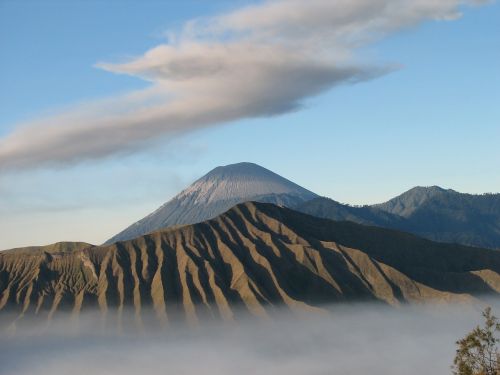 volcano indonesia clouds