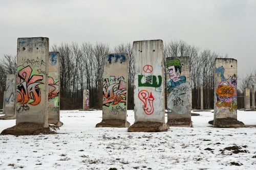 wall berlin snow