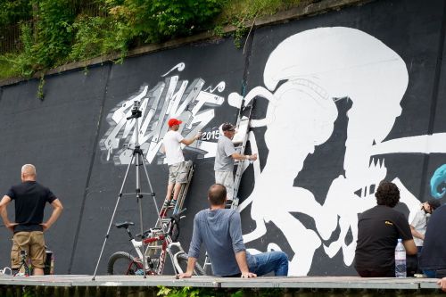 wall artists sprayer