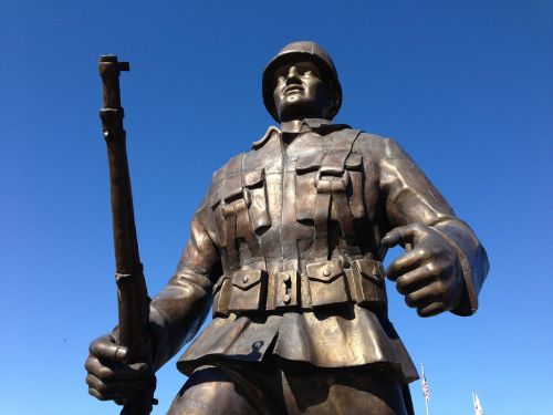 war memorial statue