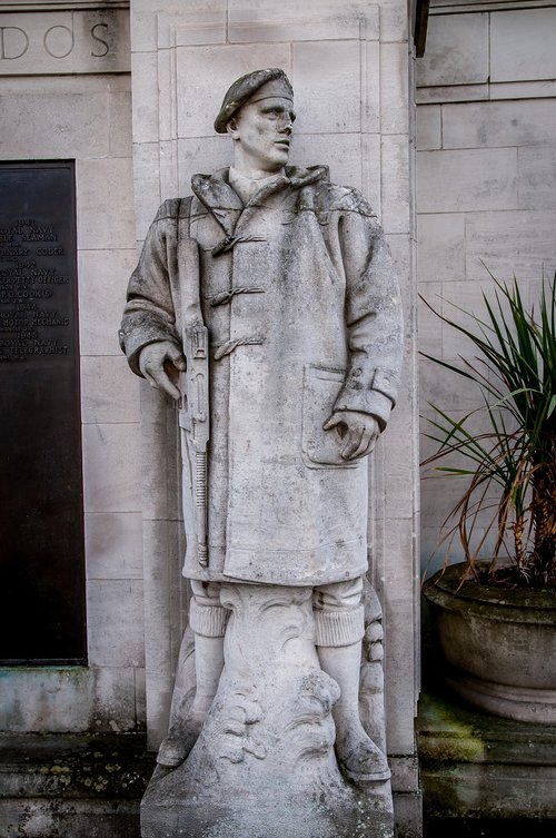 war  memorial  statue