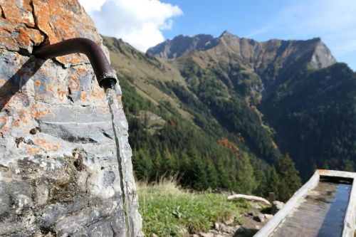 water fountain mountains