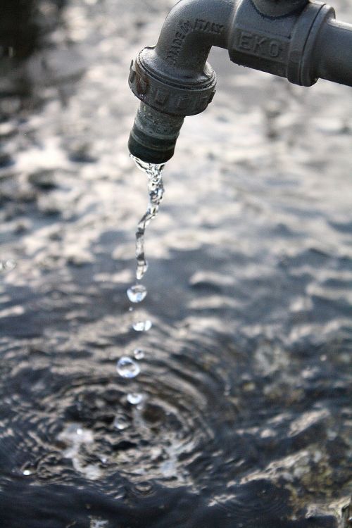 water faucet drops