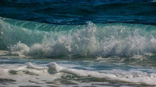 wave smashing sea