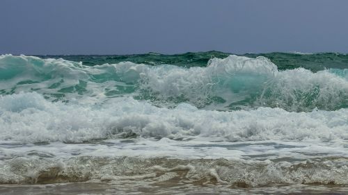 wave smashing water
