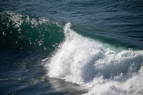 wave  breaking  water