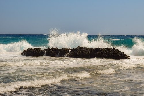 wave  smashing  sea
