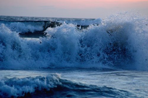 wave breaking ocean