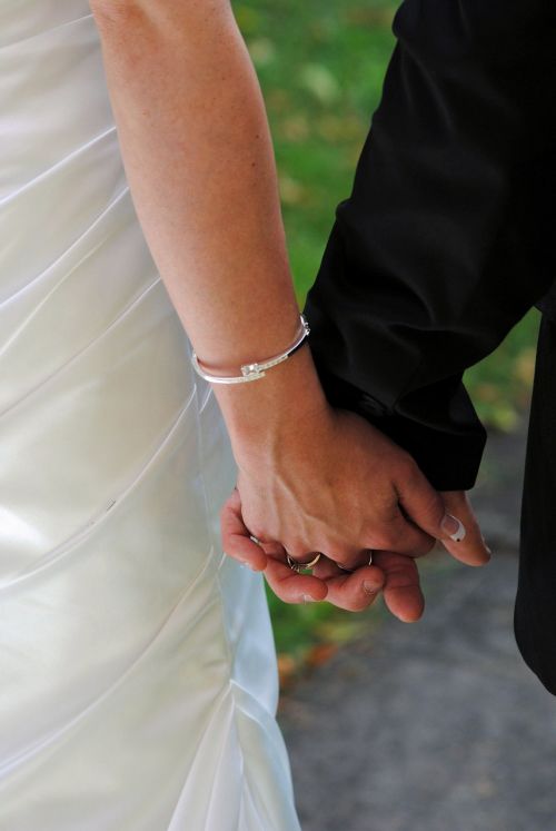 wedding holding hands bride and groome