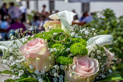 wedding  rings  bridal bouquet