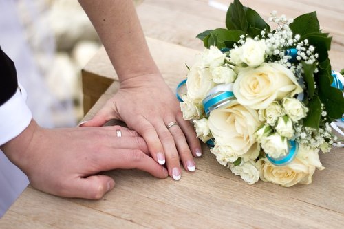 wedding  rings  bouquet