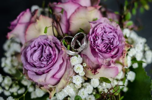 wedding rings bridal bouquet