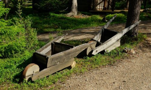 wheelbarrow gardening tool