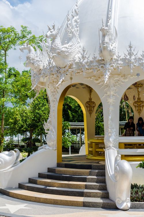 white temple chiang rai thailand