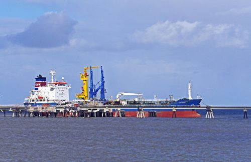 wilhelmshaven sea bridge tanker