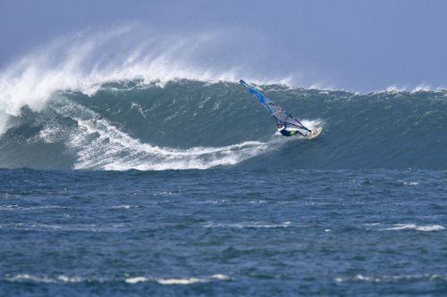 wind surfing big waves splash