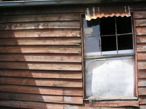 window red barn