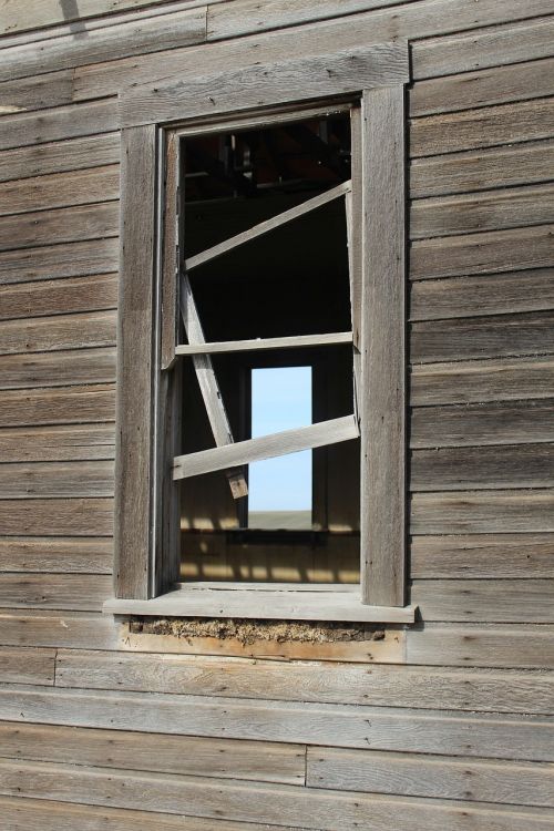 window dilapidated delapited