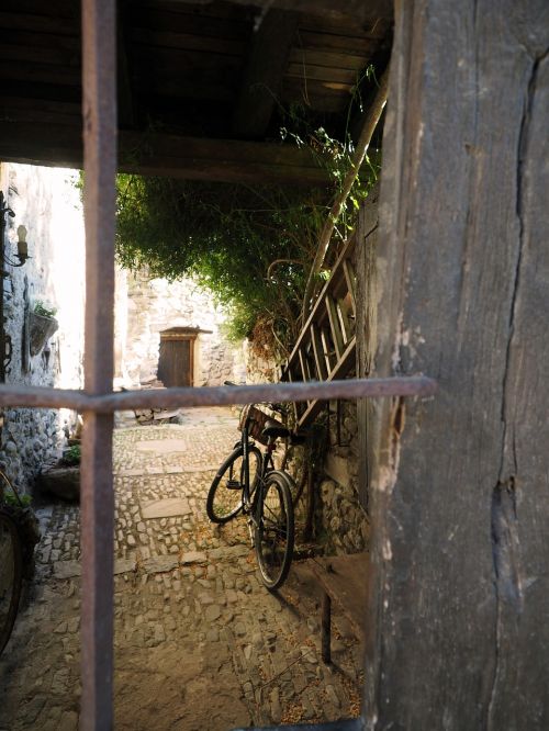 window grating bicycle