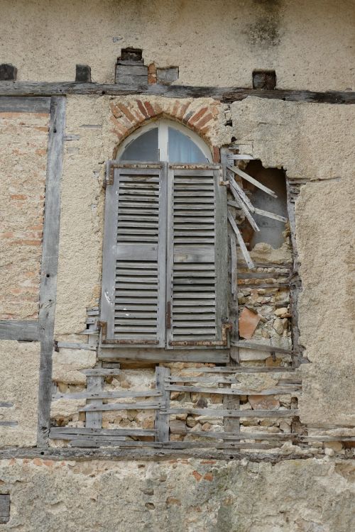 window liège wall