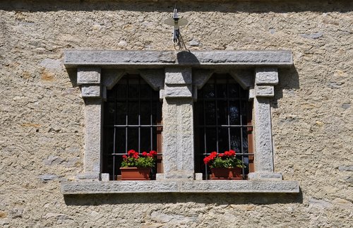 window  mullioned  stone