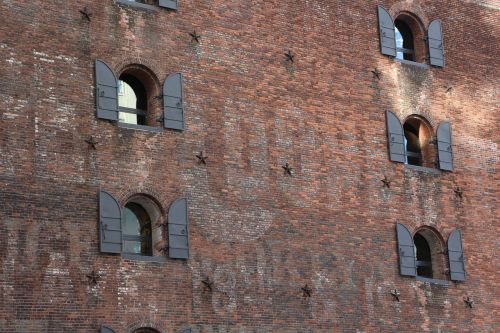 windows wall bricks