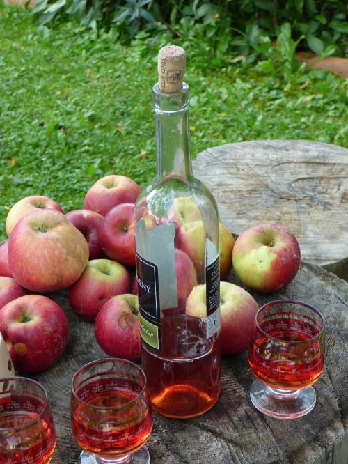 wine a bottle apples