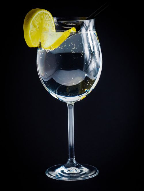 wine glass lemon water bubbles