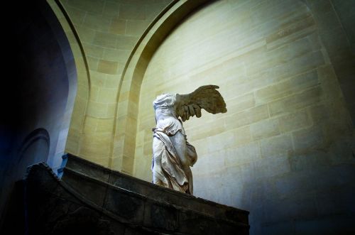 winged victory of samothrace louvre statue