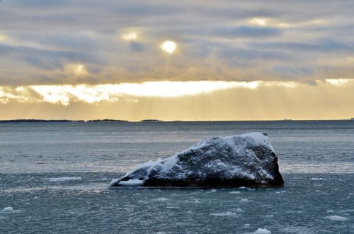 winter sea the light of the sun