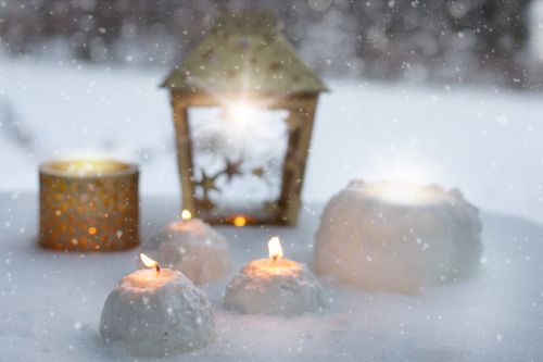 winter candles snowballs