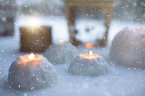 winter candles snowballs