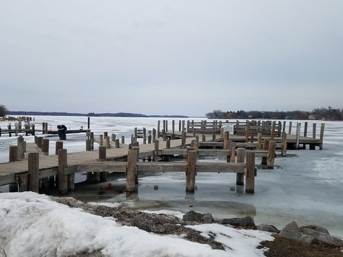 winter  frozen  dock