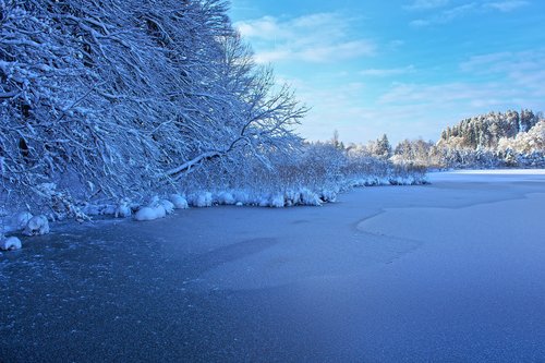 winter  lake  frozen
