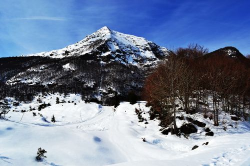 winter mountain pyrénées