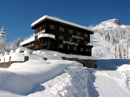 winter auenhütte snow