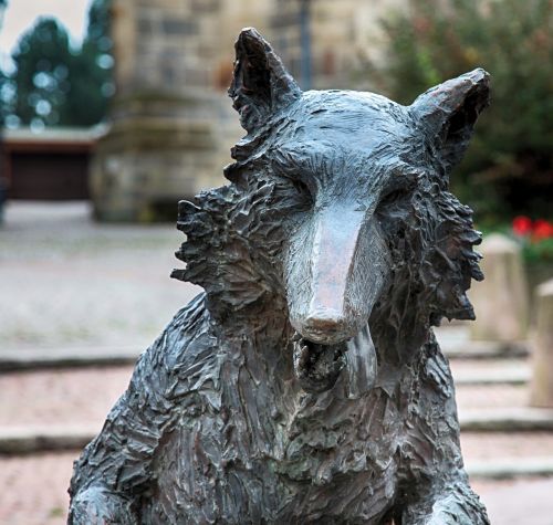 wolf bronze sculpture