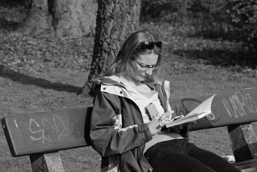 woman read park