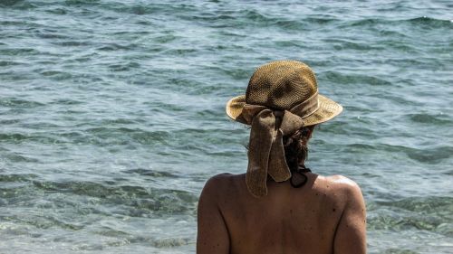 woman sea hat