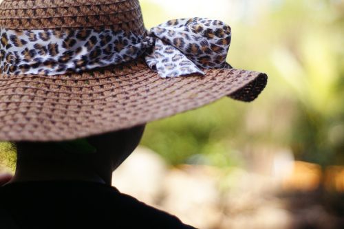 woman hat leopard